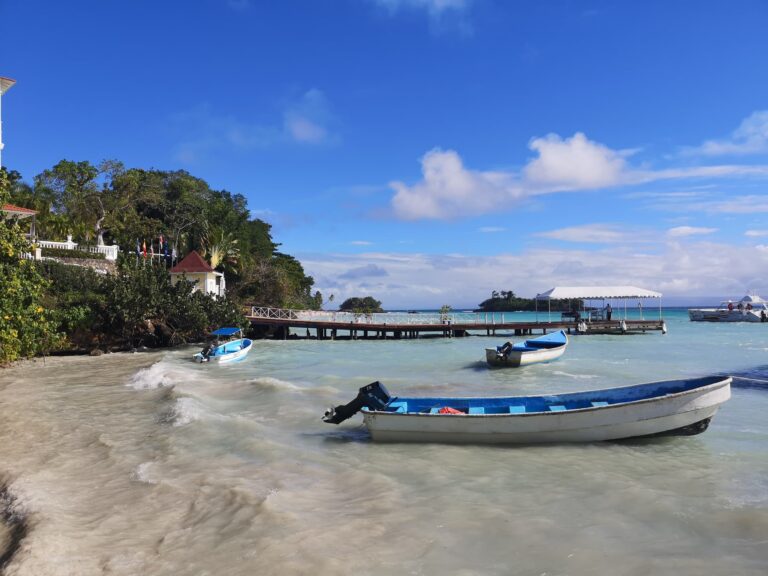 motorboats clear water dock colonial building cayo levantado samana