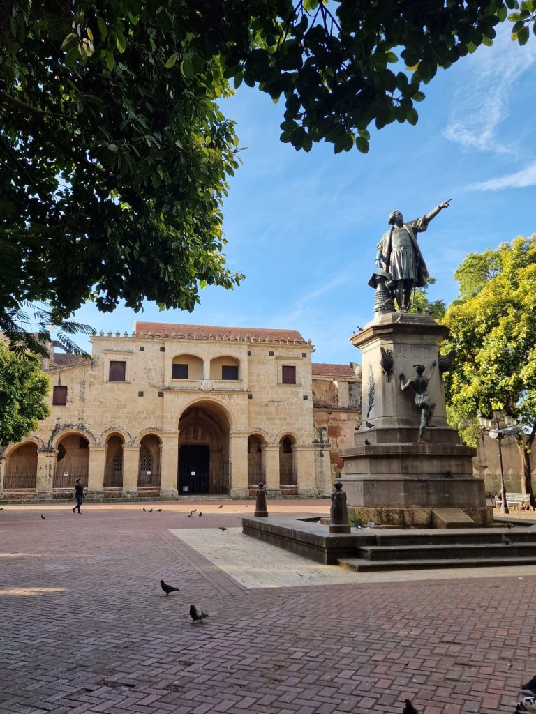 columbus statue catedral primada parque colon zona colonial santo domingo