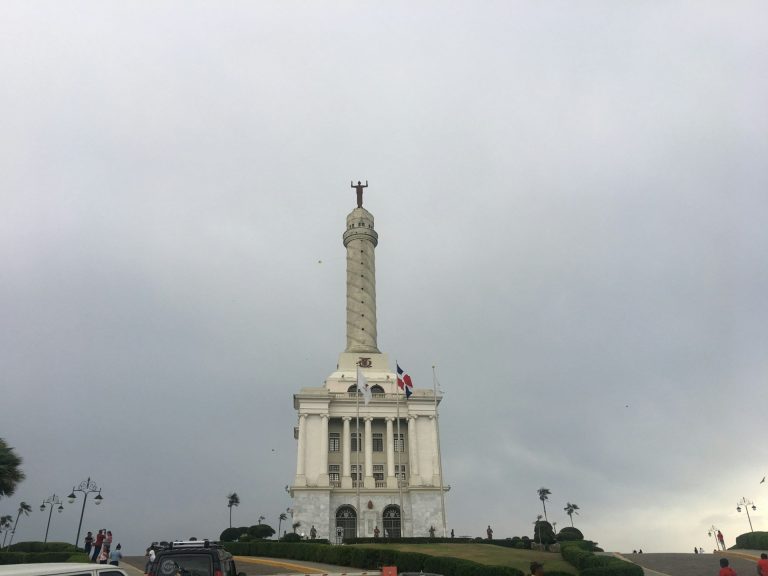 monumento heroes restauracion hilltop santiago