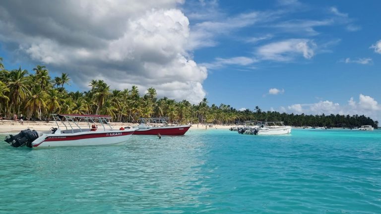motorboats tropical shoreline la romana