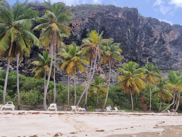 playa fronton beach sun loungers rock cliff samana
